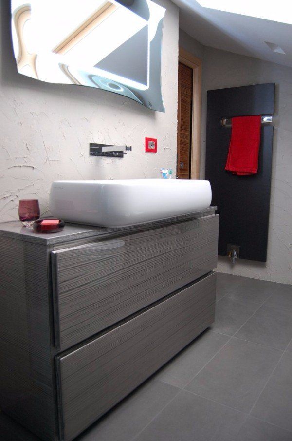 mobile in legno poggia lavabo