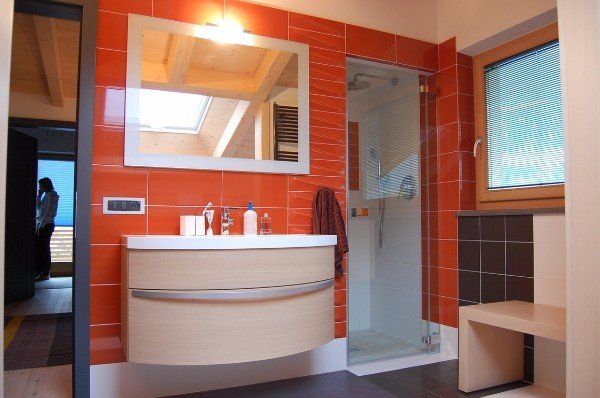 bagno con parete arancione