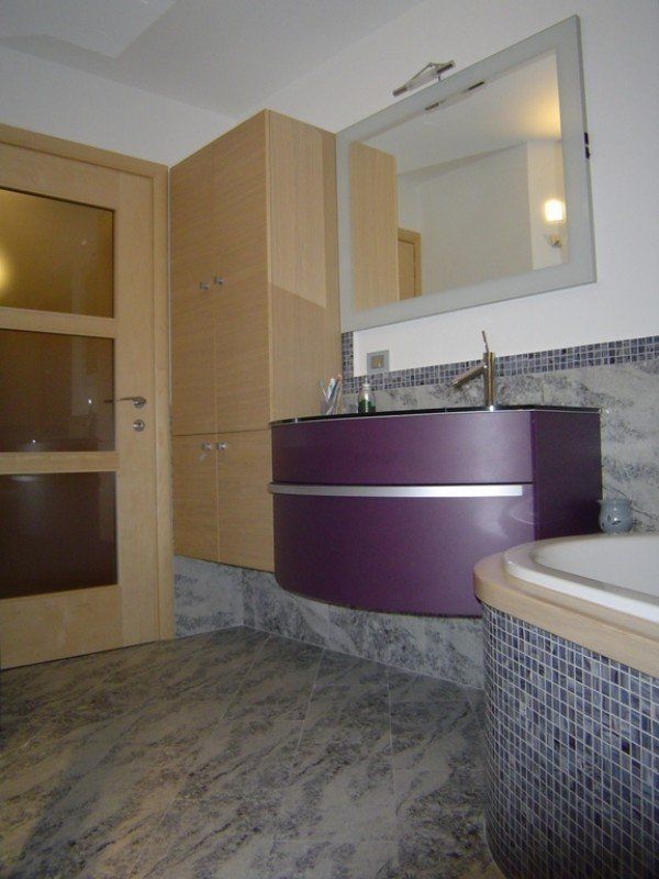arredo bagno in legno chiaro