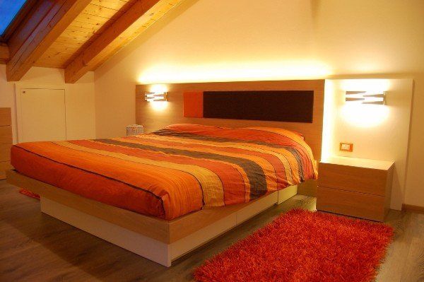 letto matrimoniale con copriletto arancione