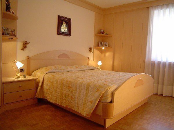 stanza da letto con tende bianche