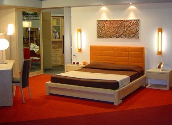 stanza da letto matrimoniale con moquette rossa