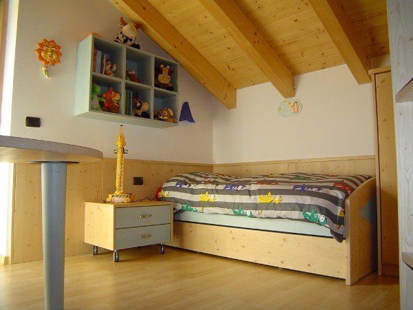 base letto e comodino in legno