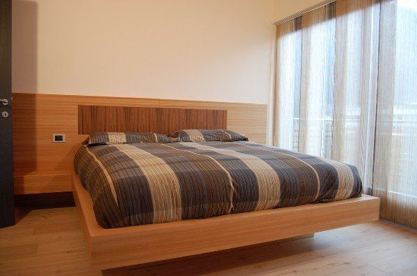 struttura letto in legno semi sospesa
