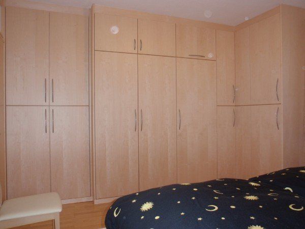 armadi di legno a muro