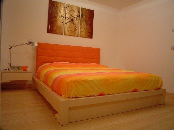 letto matrimoniale con testiera imbottita arancione