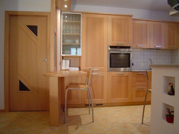 cucina componibile in legno chiaro