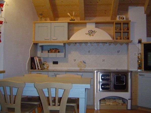 cucina tipica con cappa decorata