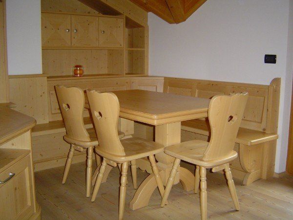 tavolo cucina con sedie e panca a muro