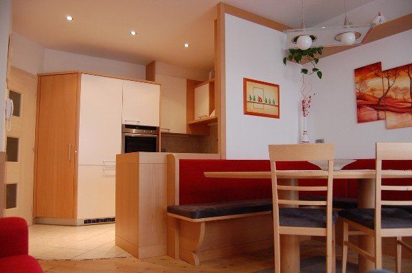 angolo cucina con sedute a parete