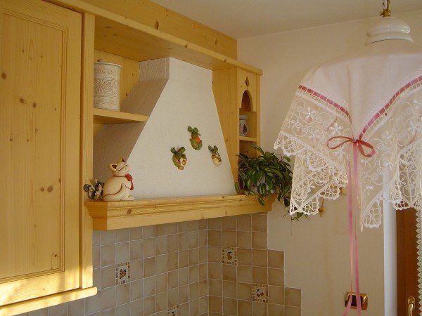cappa cucina e lampadario con merletto