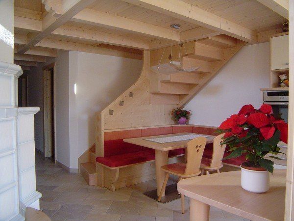 angolo cucina con scala in legno