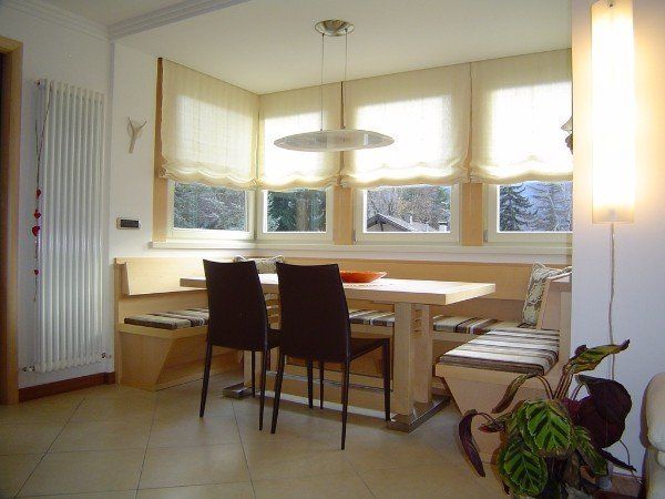 tavolo soggiorno con panche a parete