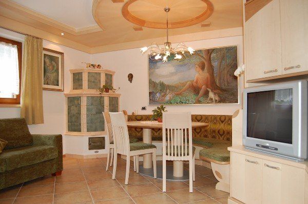 soggiorno con mobili su misura