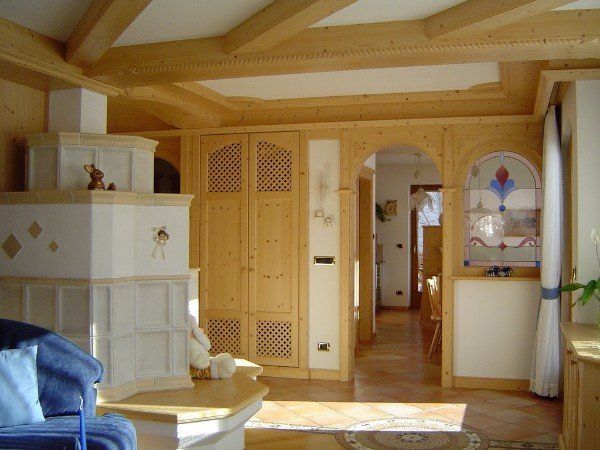 stanza con travi e mobili in legno