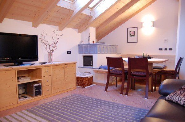 soggiorno con grande credenza porta TV in legno