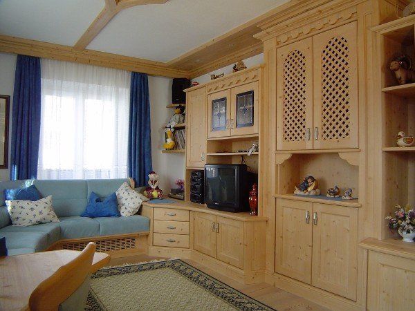 grande parete in legno con armadio