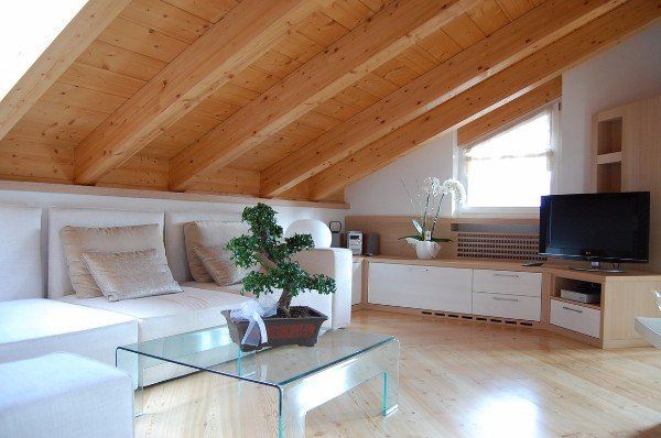 mansarda con divano bianco