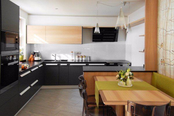 cucina con grande tavolo in legno