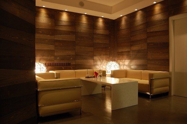 salotto con divani a parete