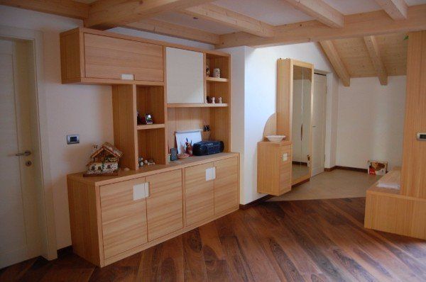 parete attrezzata con armadietti