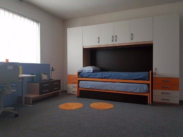 cameretta con letto inserito in struttura armadio a parete