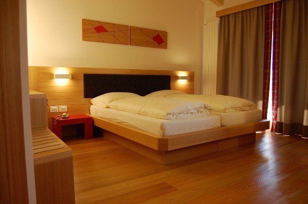 base letto e pavimento in legno