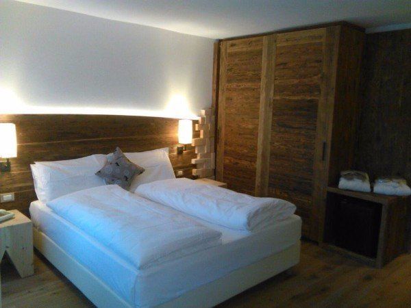 stanza da letto con armadio in legno