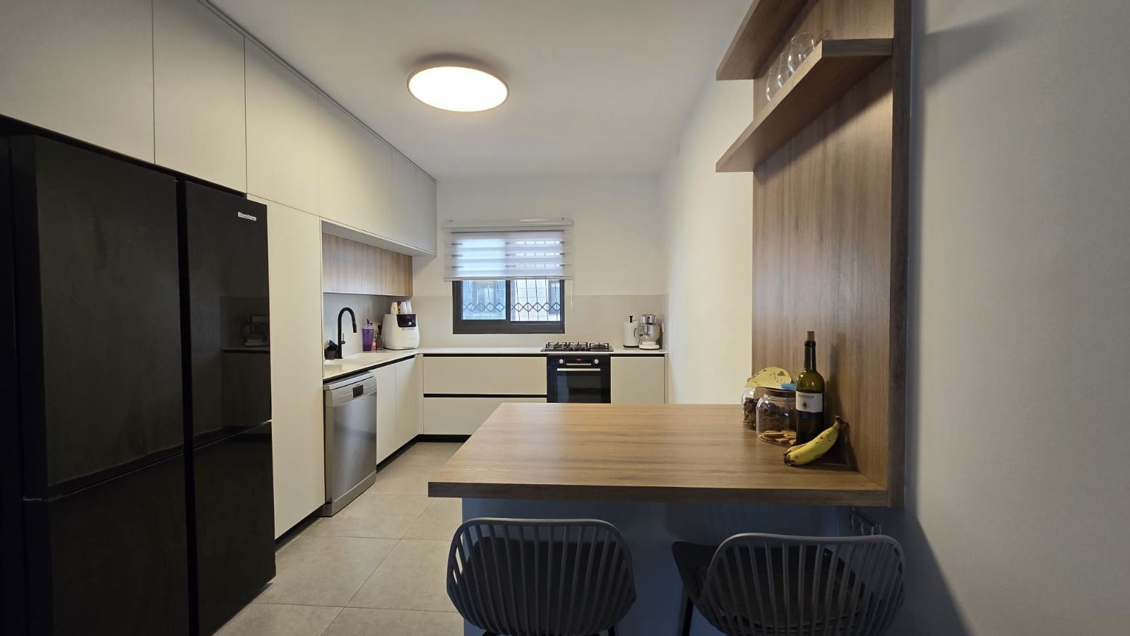 בשכונת הנביאים, ברחוב אלישע הנביא דירת 4 חד' מושקעת ומרווחת