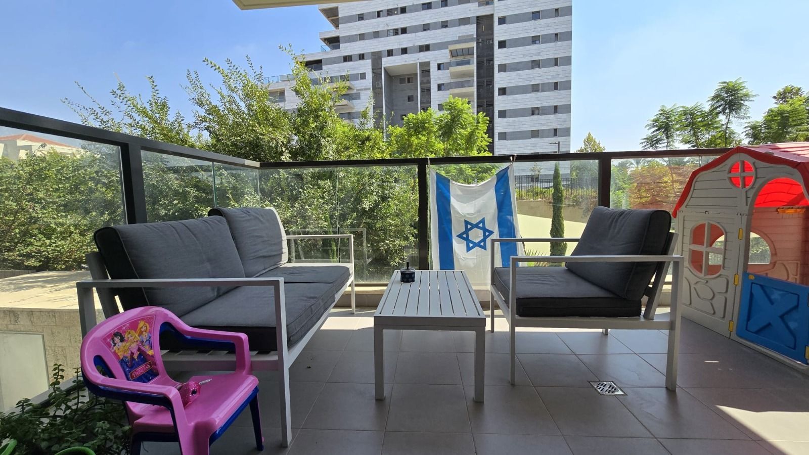 בשכונת הנביאים, ברחוב אלישע הנביא דירת 4 חד' מושקעת ומרווחת