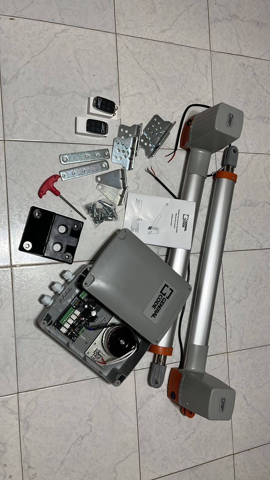 Técnico realizando mantenimiento a portón eléctrico