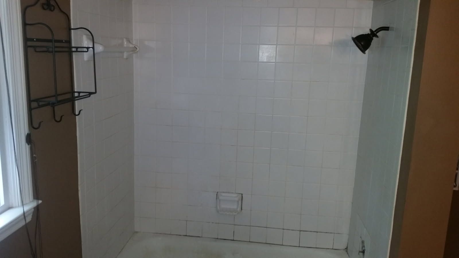 tub with cracked fiberglass before refinishing