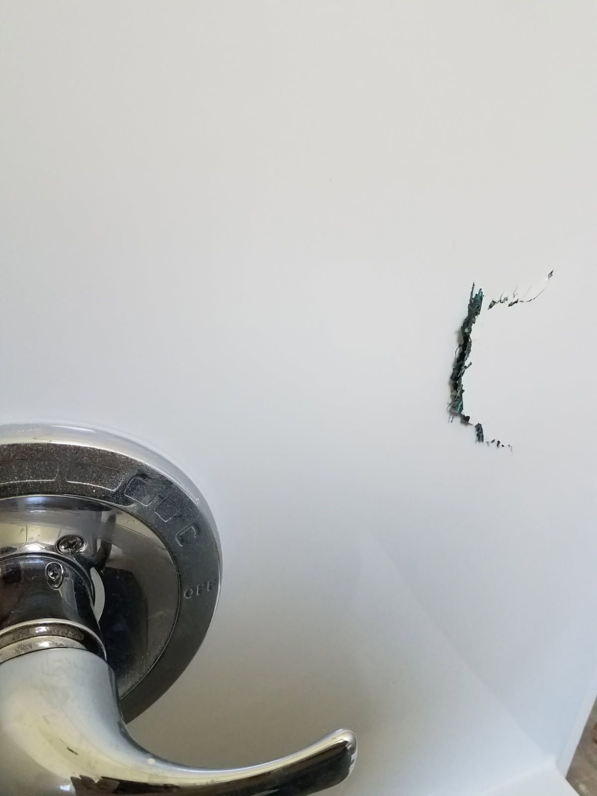 tub with cracked fiberglass before refinishing