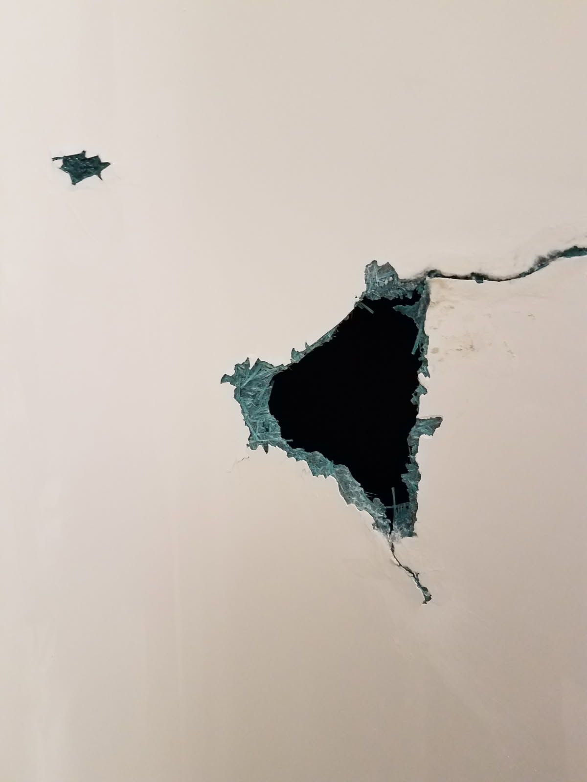 tub with cracked fiberglass before refinishing