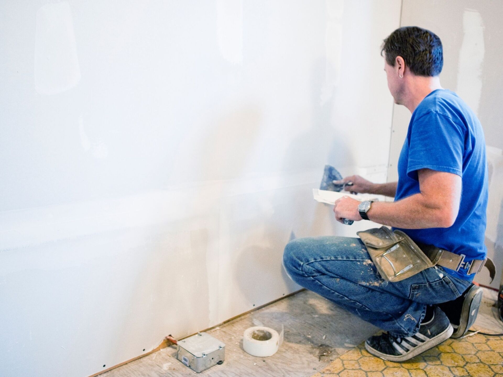 drywall-contractor-mudding-and-taping-wall