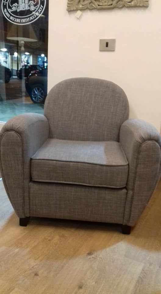 Poltrona con rivestimento grigio