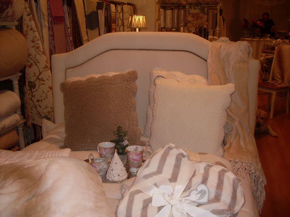 Cuscini con fantasia bianca e marrone