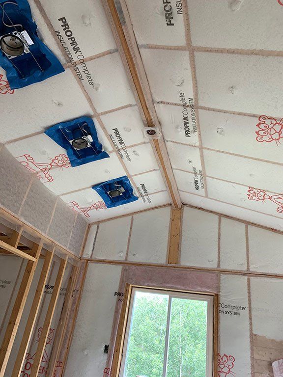 A room with a ceiling that has a lot of insulation on it