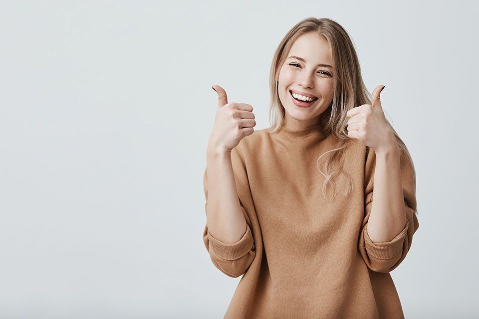 happy-customer-with-thumbs-up