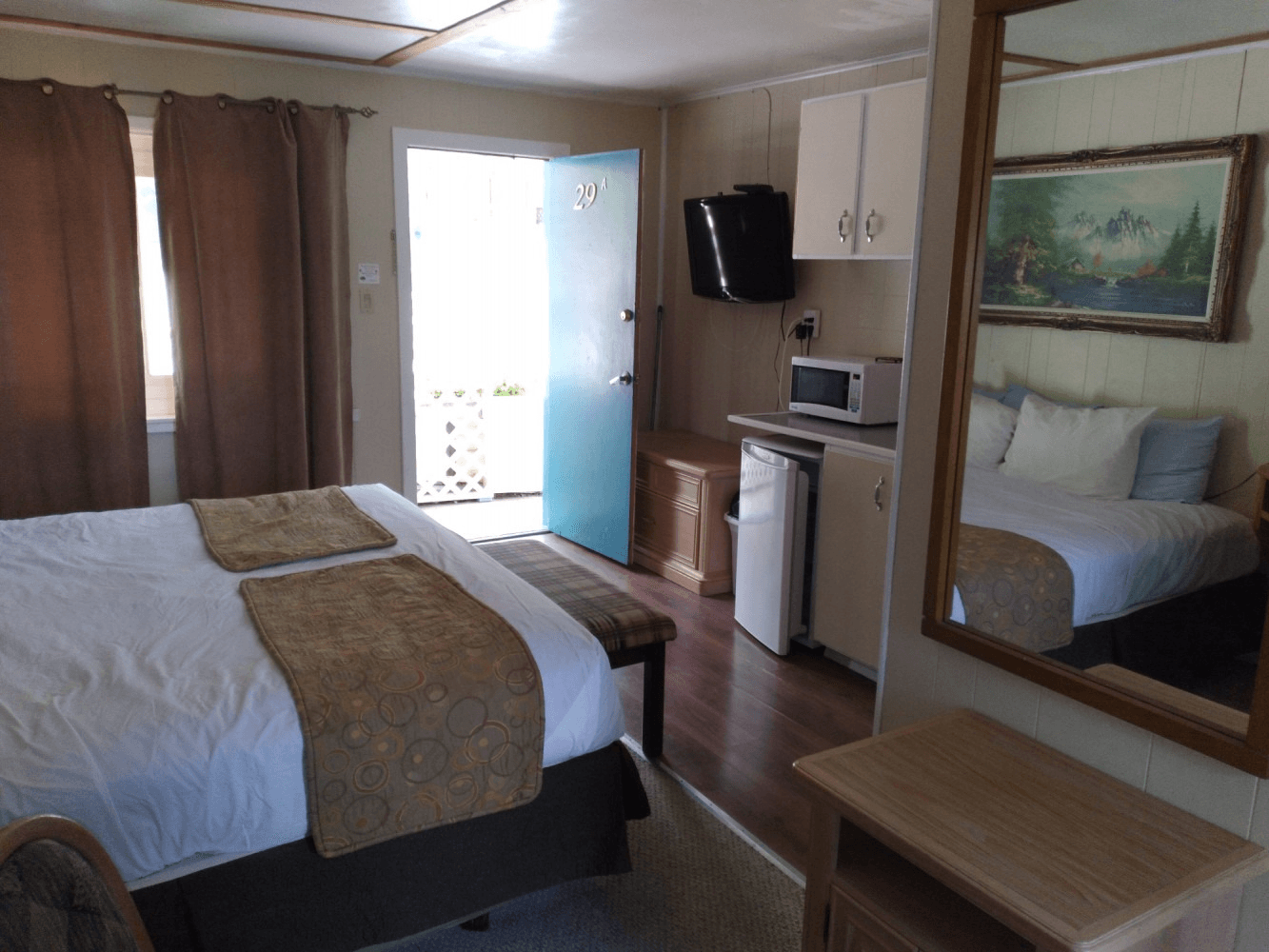 Hotels And Motel In Radium Hot Springs BC- Apple Tree INN