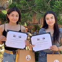 Dos mujeres están paradas una al lado de la otra sosteniendo certificados.
