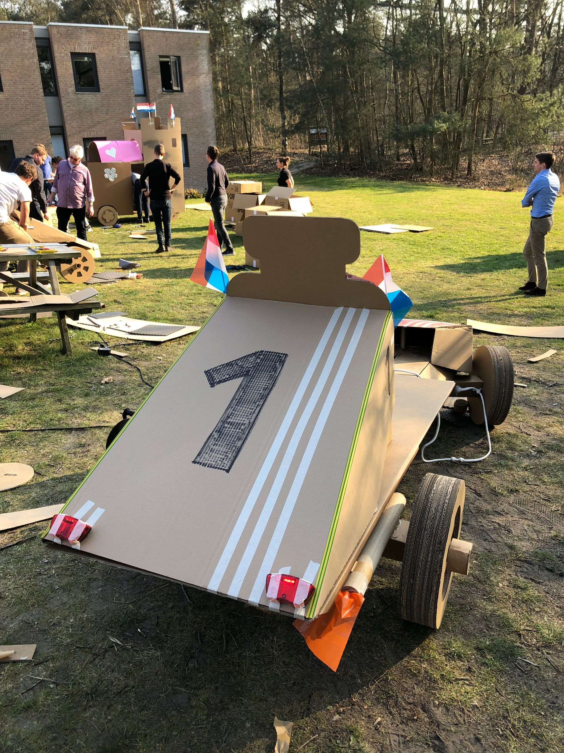 Een kartonnen autootje met het nummer 1 erop