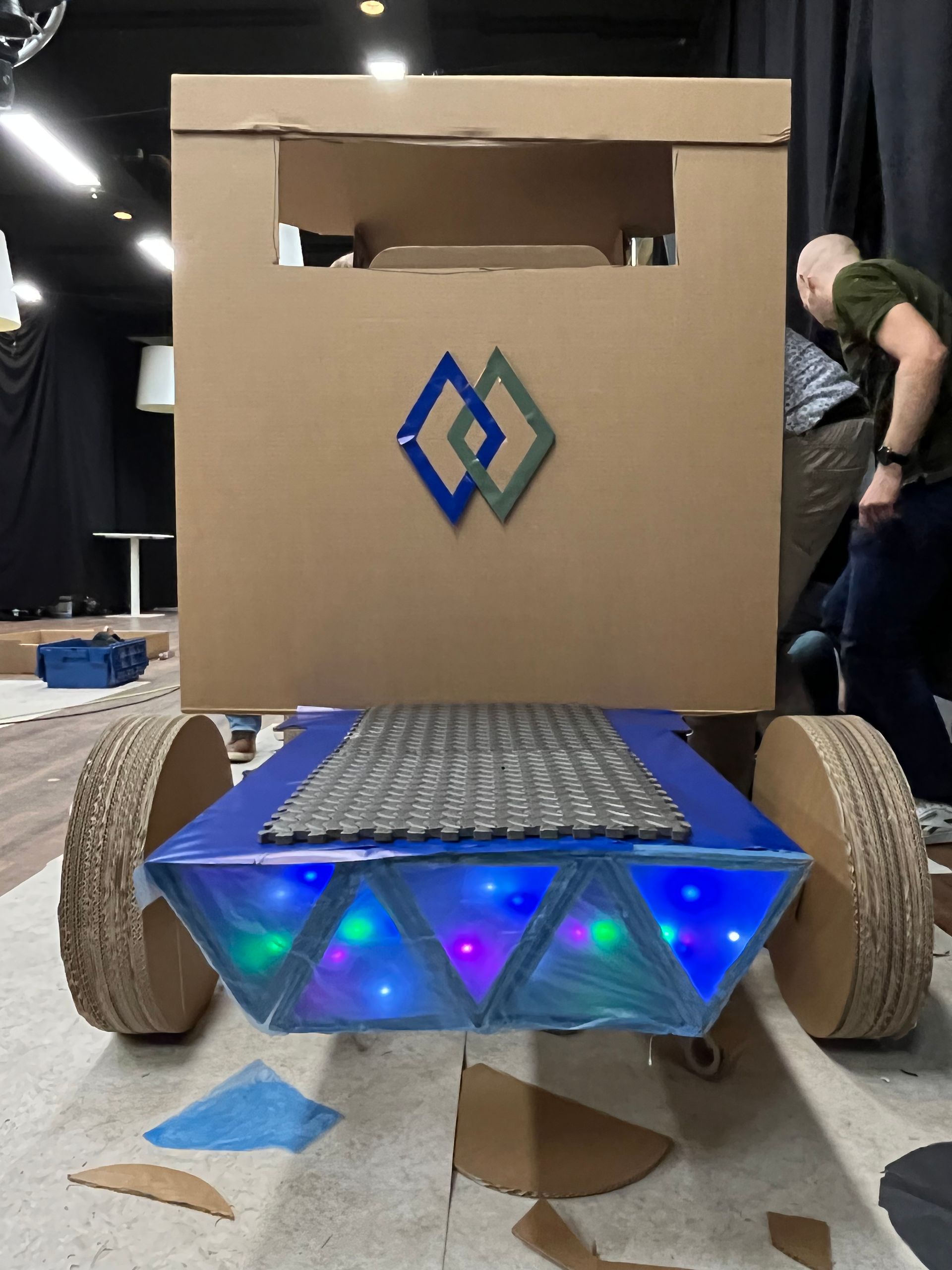 Een kartonnen doos met een blauwe en groene diamant erop