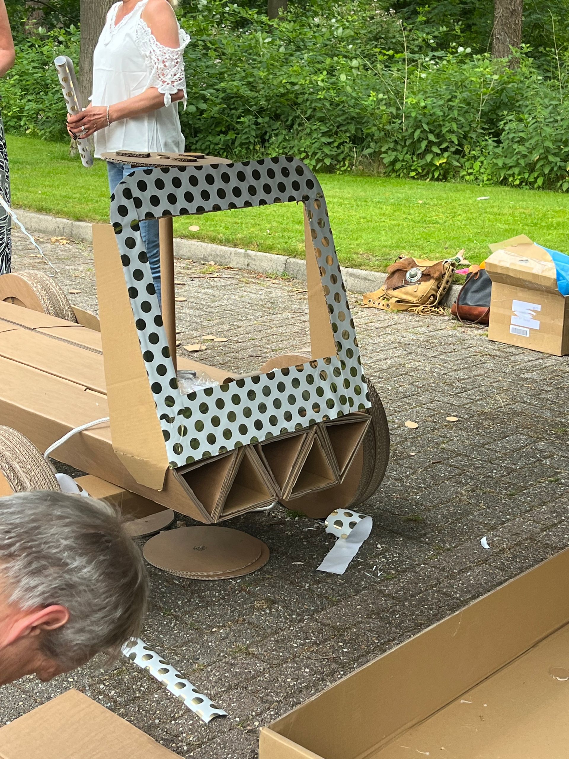 Een kartonnen auto die wordt gepimpt