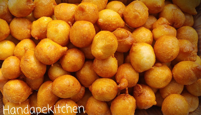A tray of fried food with the word handapekitchen on it