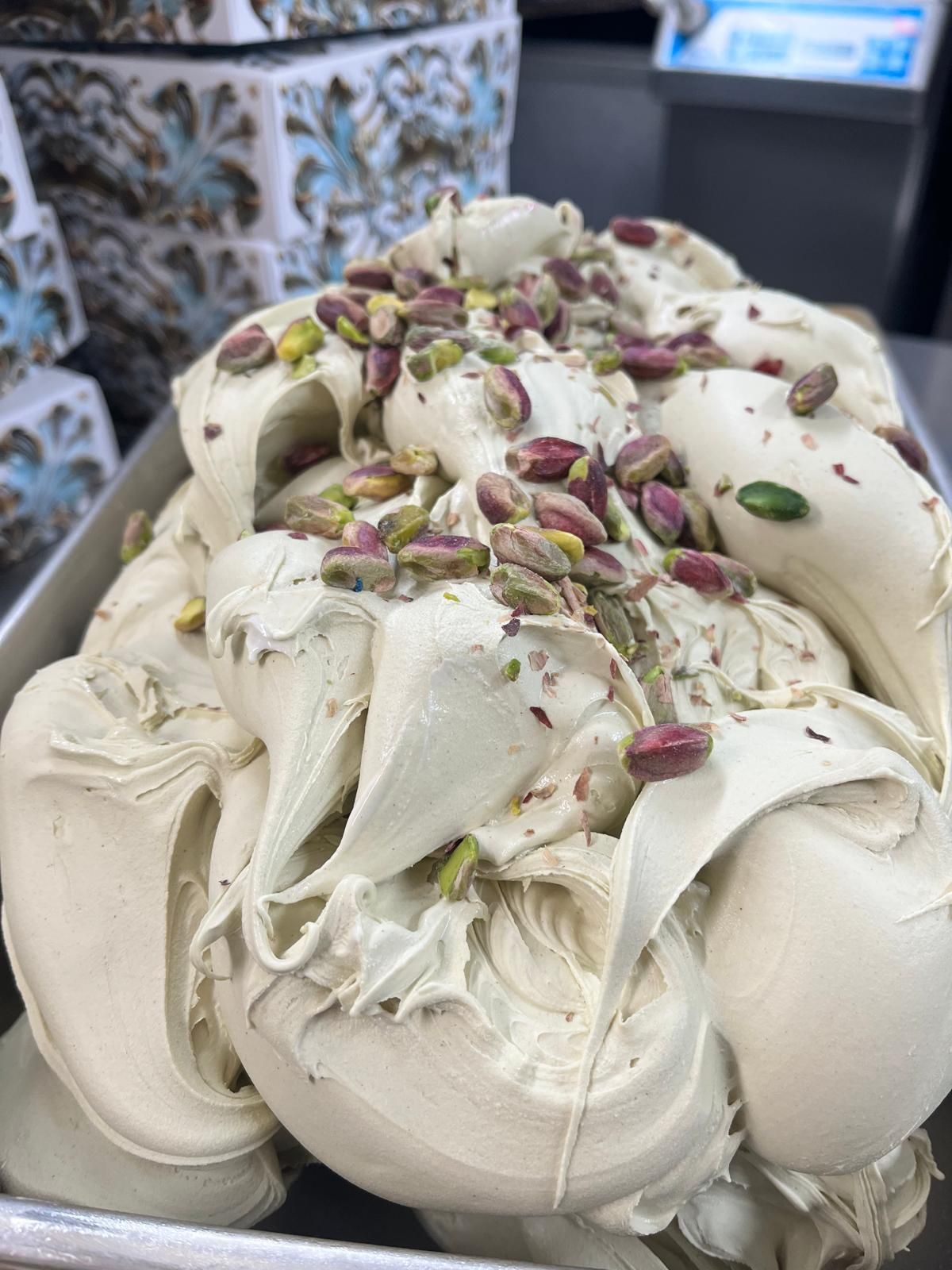 Primo piano di panna montata o glassa bianca e rosa a spirale.