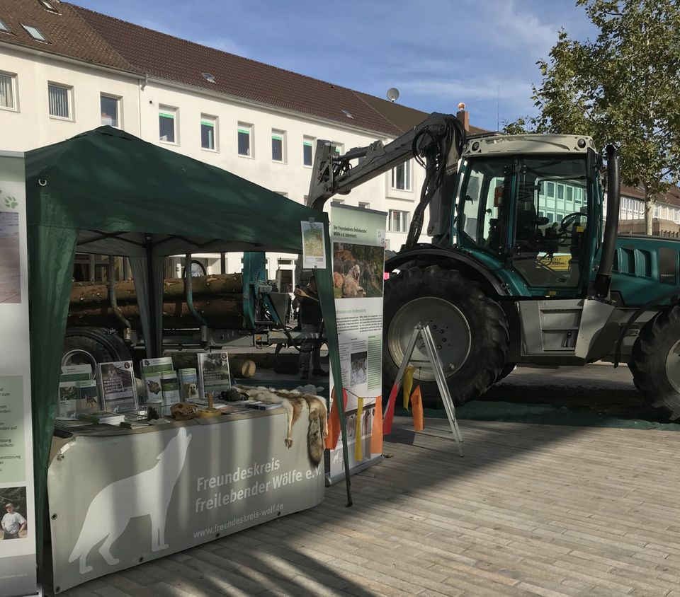 Infostand beim „Langen Tag der StadtNatur“ in Wolfsburg. Nebenan wurden Forstgeräte präsentiert.