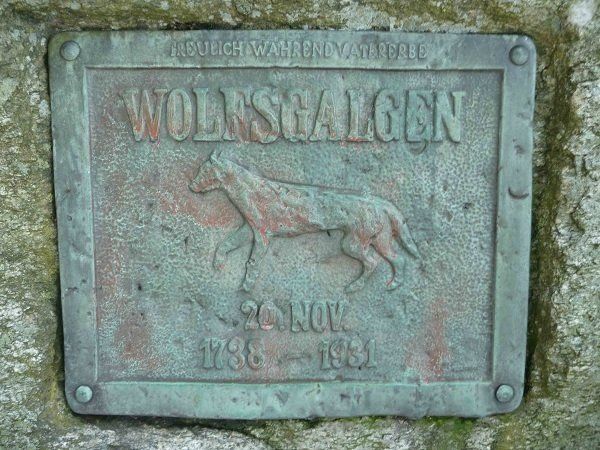 Bild Bronzetafel am Galgenbaum in Oestringfelde