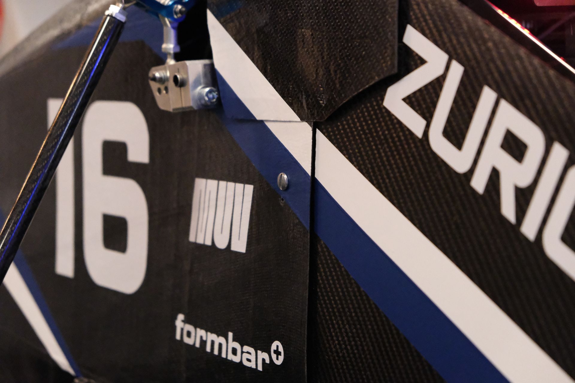 Die Nummer 16 steht auf der Seite eines Autos