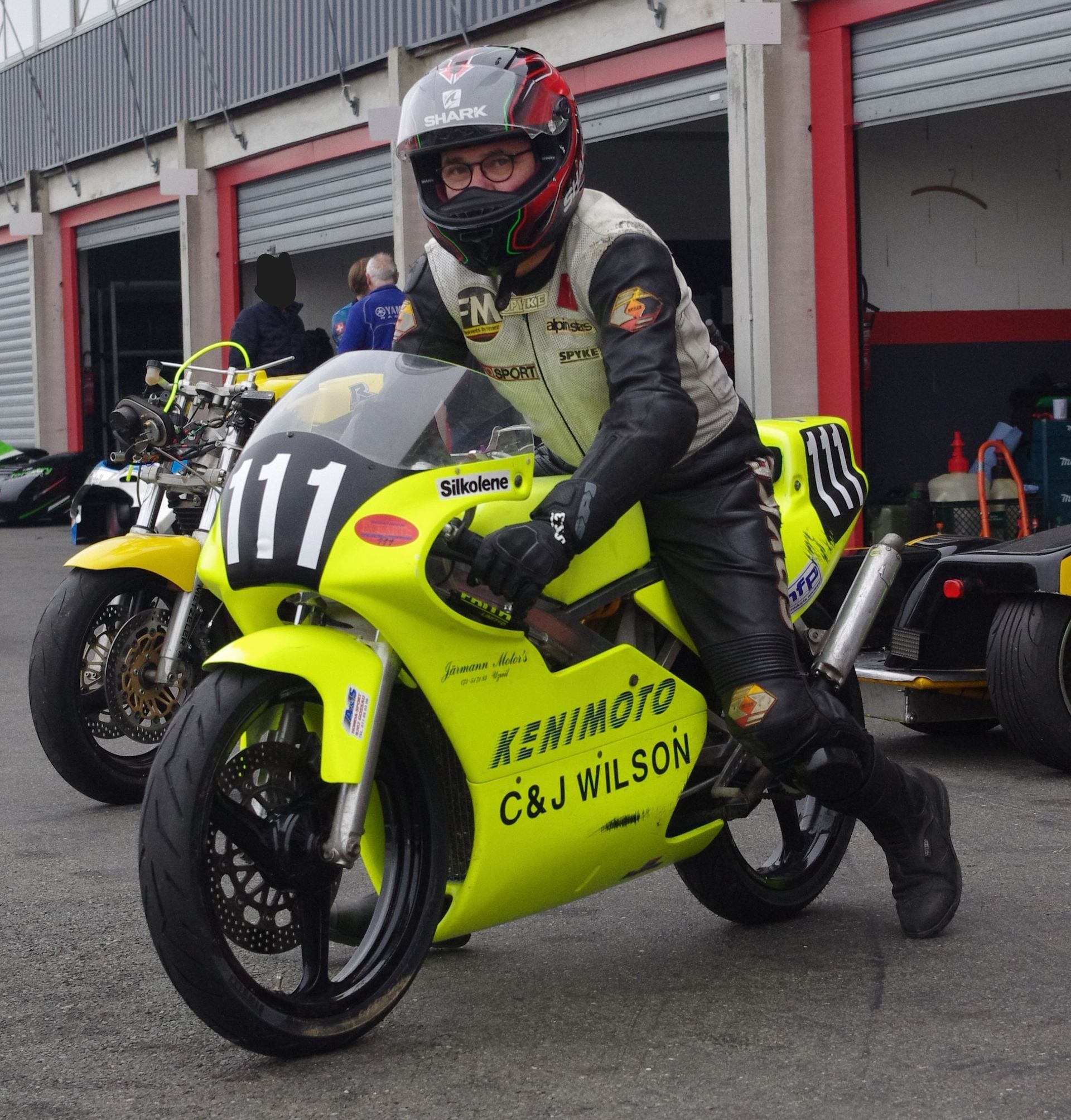 Ein Flyer für Jakob Keller zeigt verschiedene Metallteile.